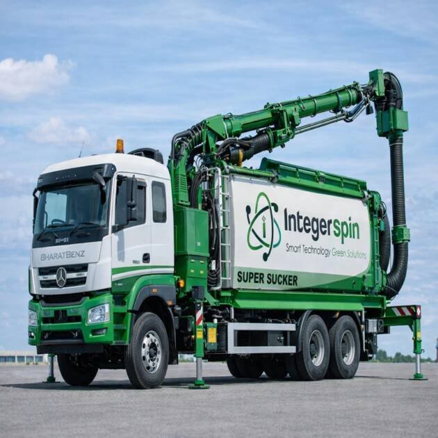 Super Sucker with Dump Tank